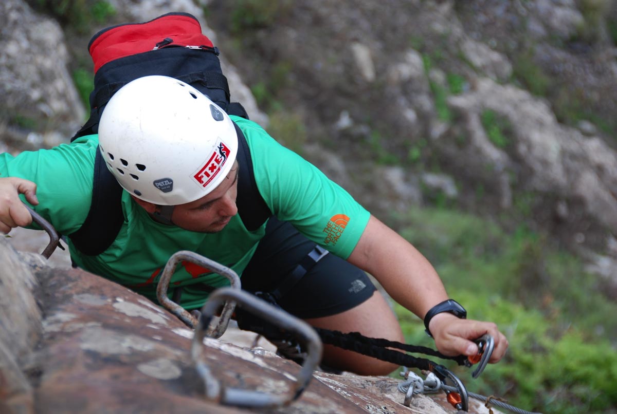 Canary-climbing-servicios-de-escalada-deportiva-islas-canarias-jorge-ortega-VIA-FERRATA-guagua-asegurando