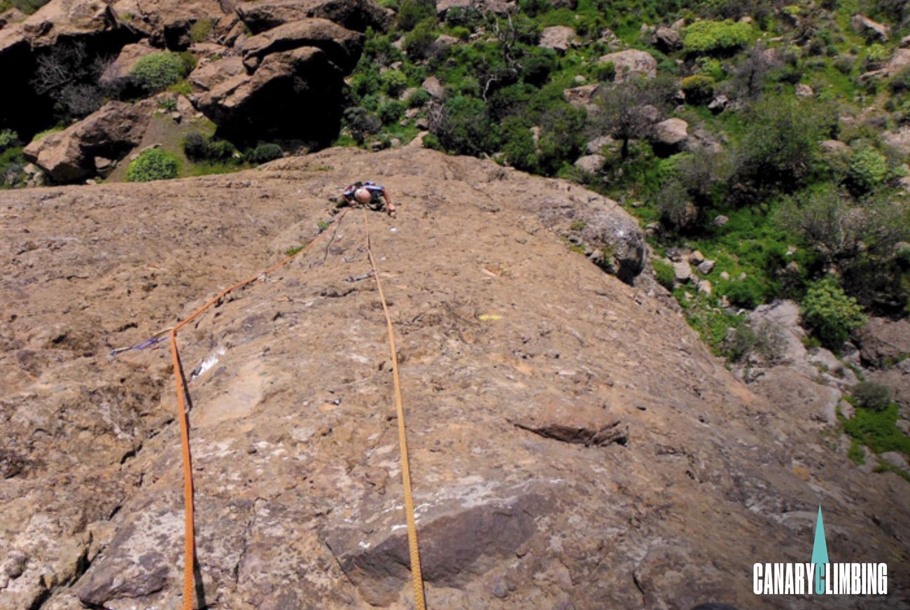 Canary-climbing-servicios-de-escalada-deportiva-islas-canarias-jorge-ortega-escalada-en-ayacata-01